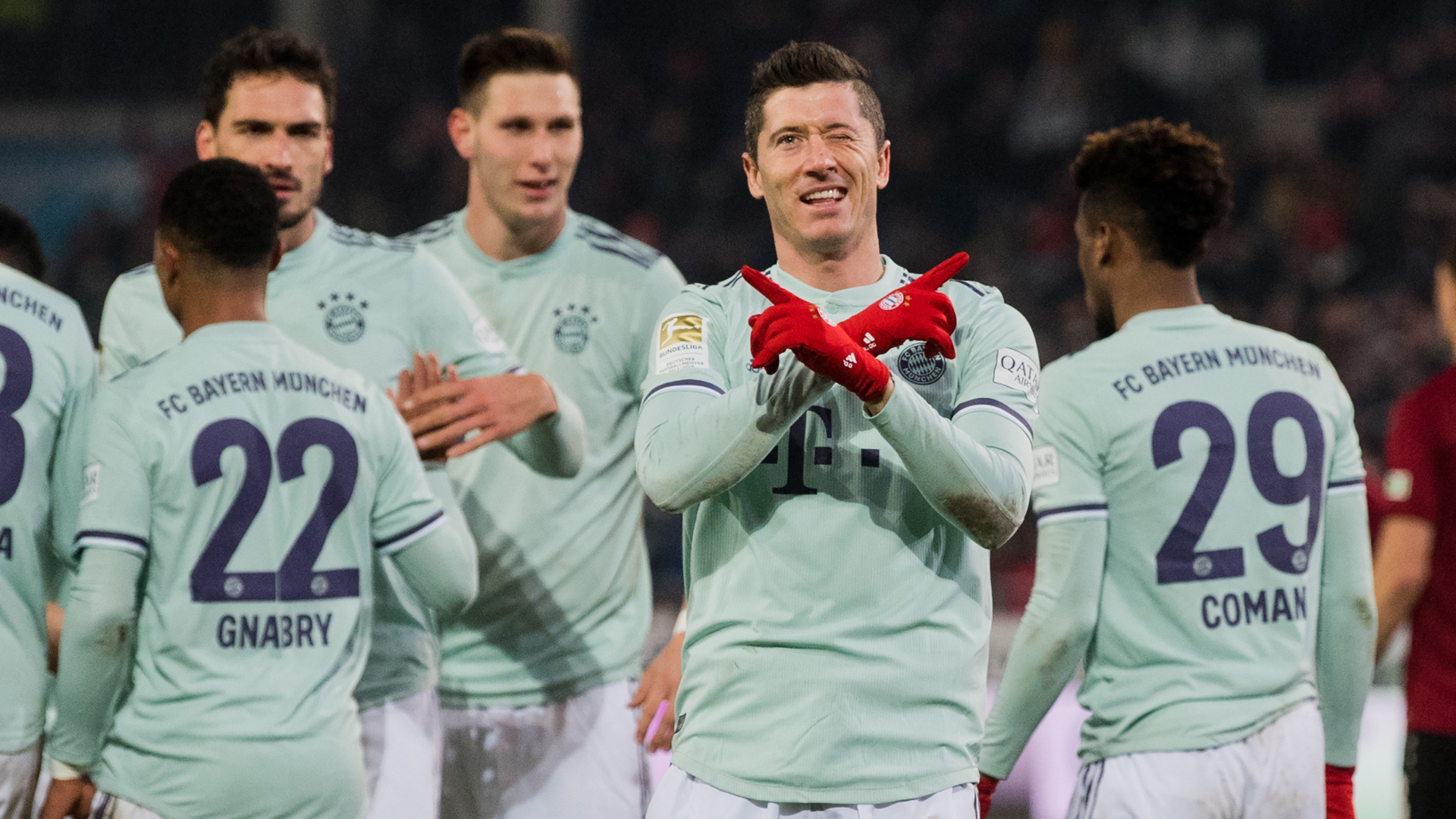 Münchens Robert Lewandowski bejubelt seinen Treffer zum 0:4 gegen Hannover. | Bildquelle: dpa