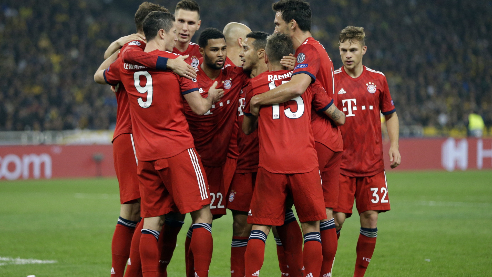 Robert Lewandowski (l) vom FC Bayern München bejubelt sein Tor zum 2:0 mit seinen Mannschaftskollegen. | Bildquelle: dpa