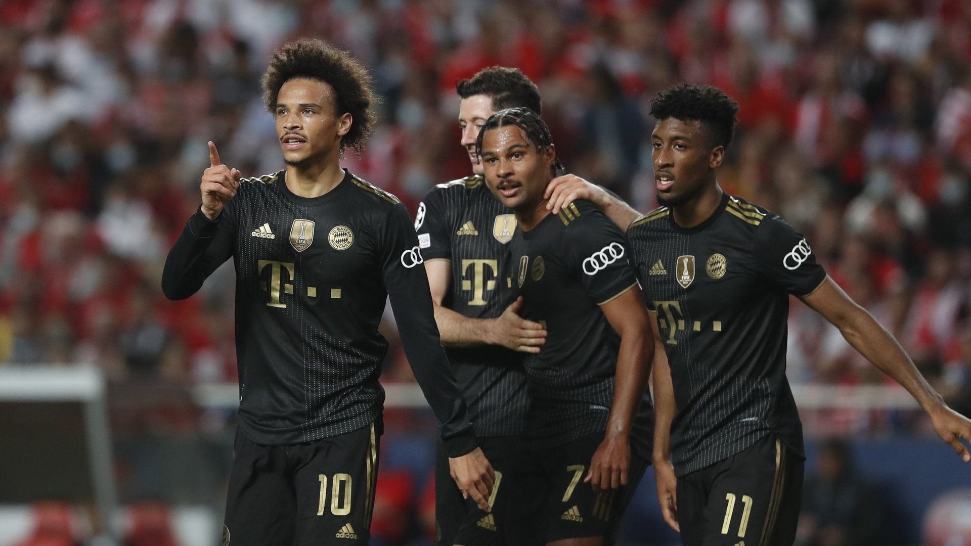 Spieler von Bayern München jubeln nach dem Spielende. | REUTERS