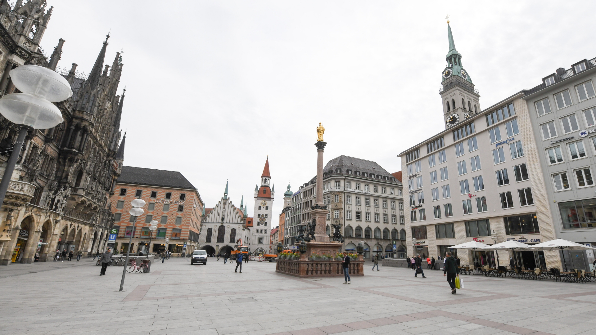 Der Marienplatz in München ist aufgrund der Einschränkungen durch die Corona-Krise Mitte März 2020 nahezu leer. | dpa
