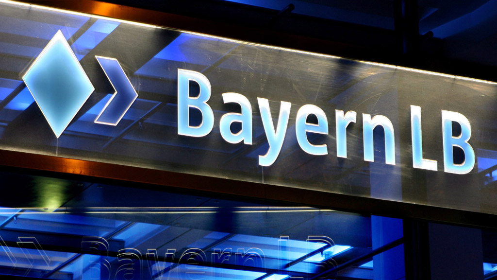 Das beleuchtete Logo der Bayern LB