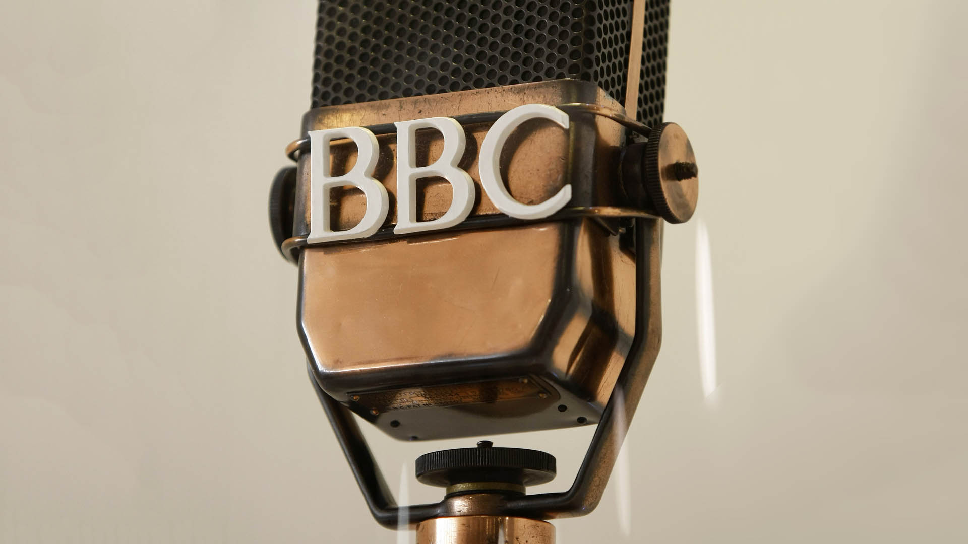BBC-Logo auf einem alten Mikrofon | picture alliance / Photoshot