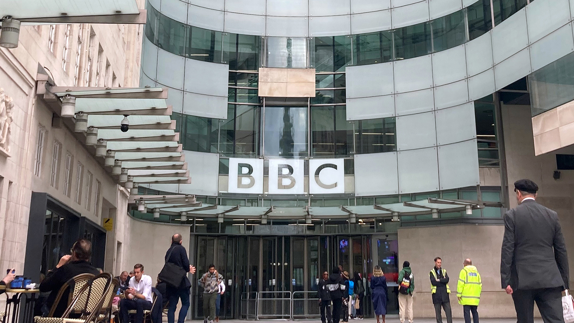 Das Sender-Logo prangt am Eingang der britischen Rundfunkanstalt BBC. | dpa