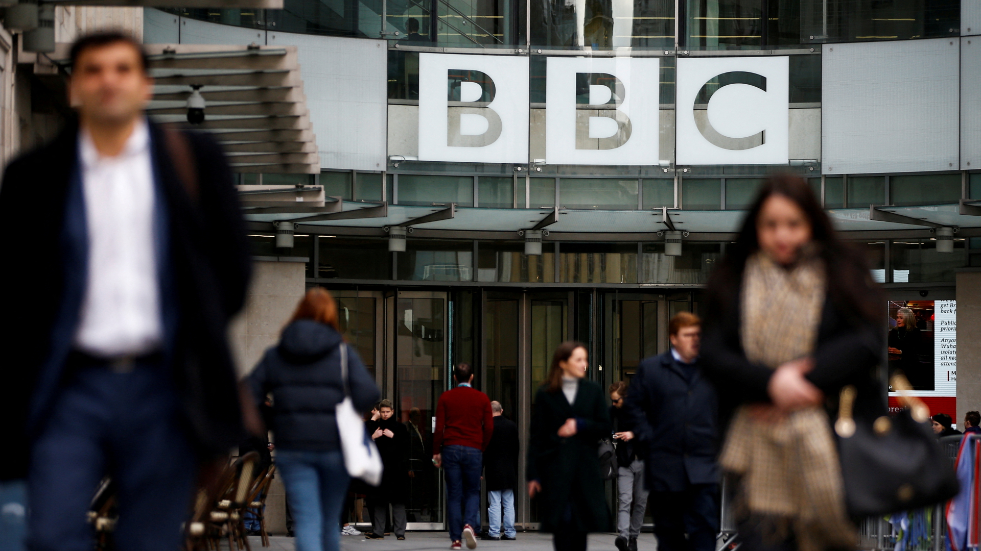 Menschen vor dem Eingang des britischen Senders BBC. | REUTERS