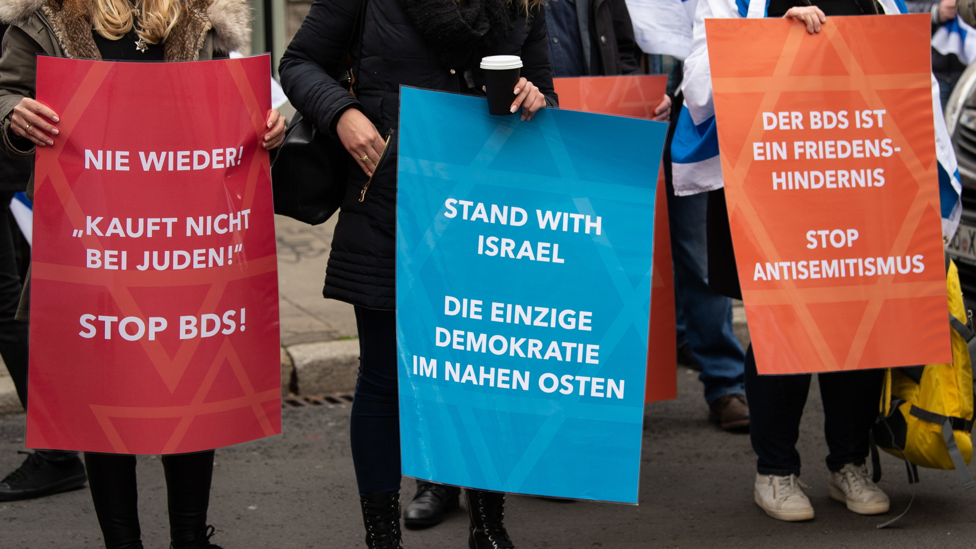 Gegner der BDS-Bewegung, die zum Boykott Israels aufruft, mit Protestplakaten. | dpa