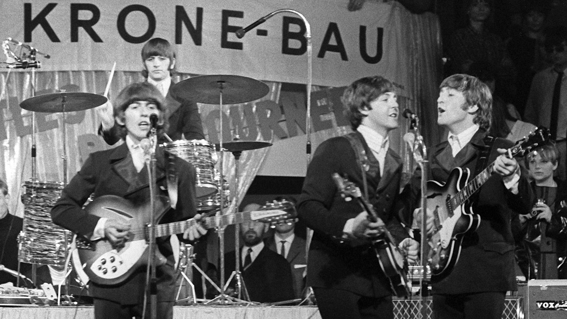 Die Beatles, (l-r) George Harrison, Paul McCartney, John Lennon und im Hintergrund am Schlagzeug Ringo Starr, treten Circus Krone-Bau auf. | dpa