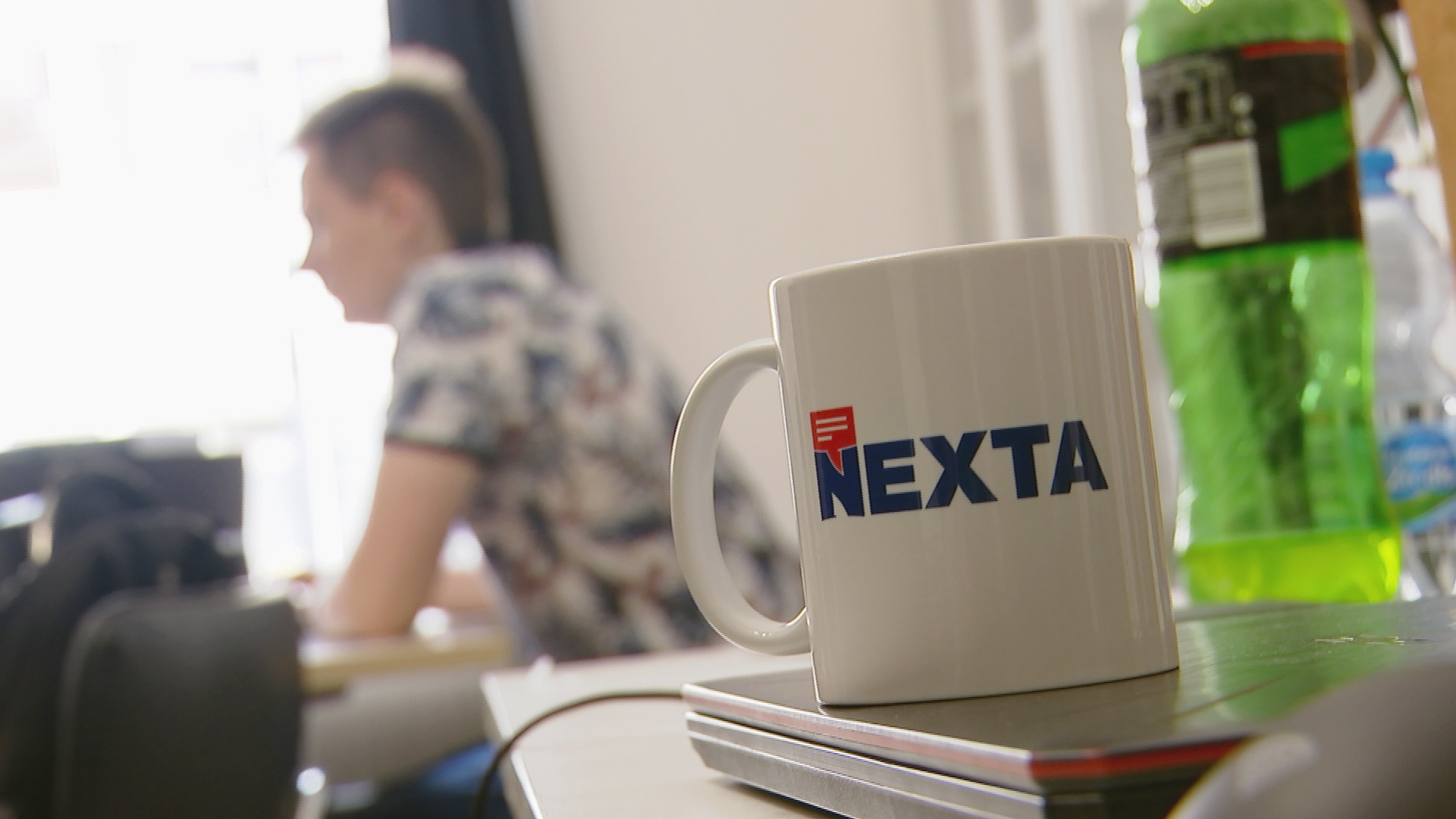 Ein Becher mit der Aufschrift "Nexta" | Bettina Scharkus