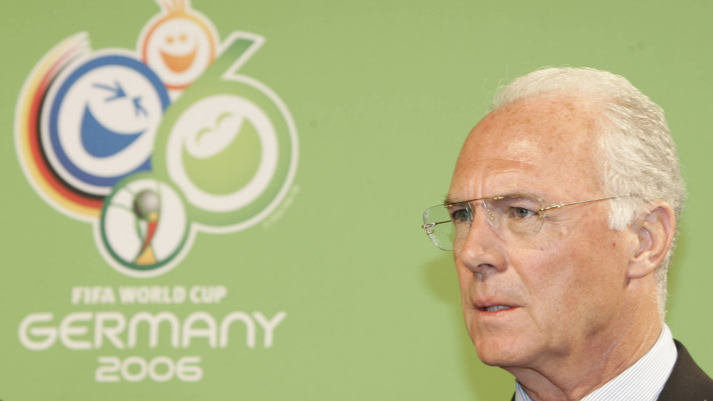 Der Kaiser ist sauer: Franz Beckenbauer wirft Rauball und Koch "Niveaulosigkeit" vor | null