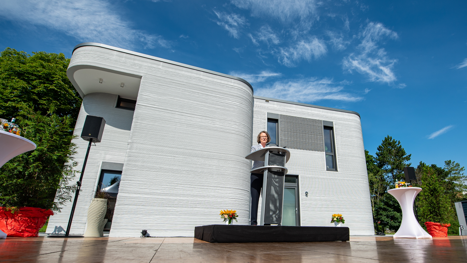 Bauministerin Ina Scharrenbach weiht ein 3D-Wohnhaus in Beckum ein. | dpa