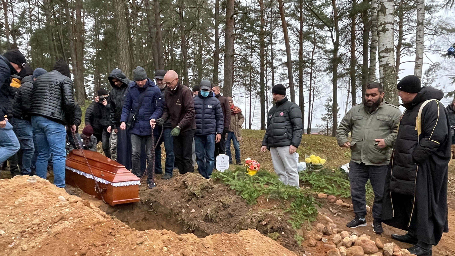 Beerdigungen an polnischer Grenze: „Weil einfach jeder ein Mensch ist“