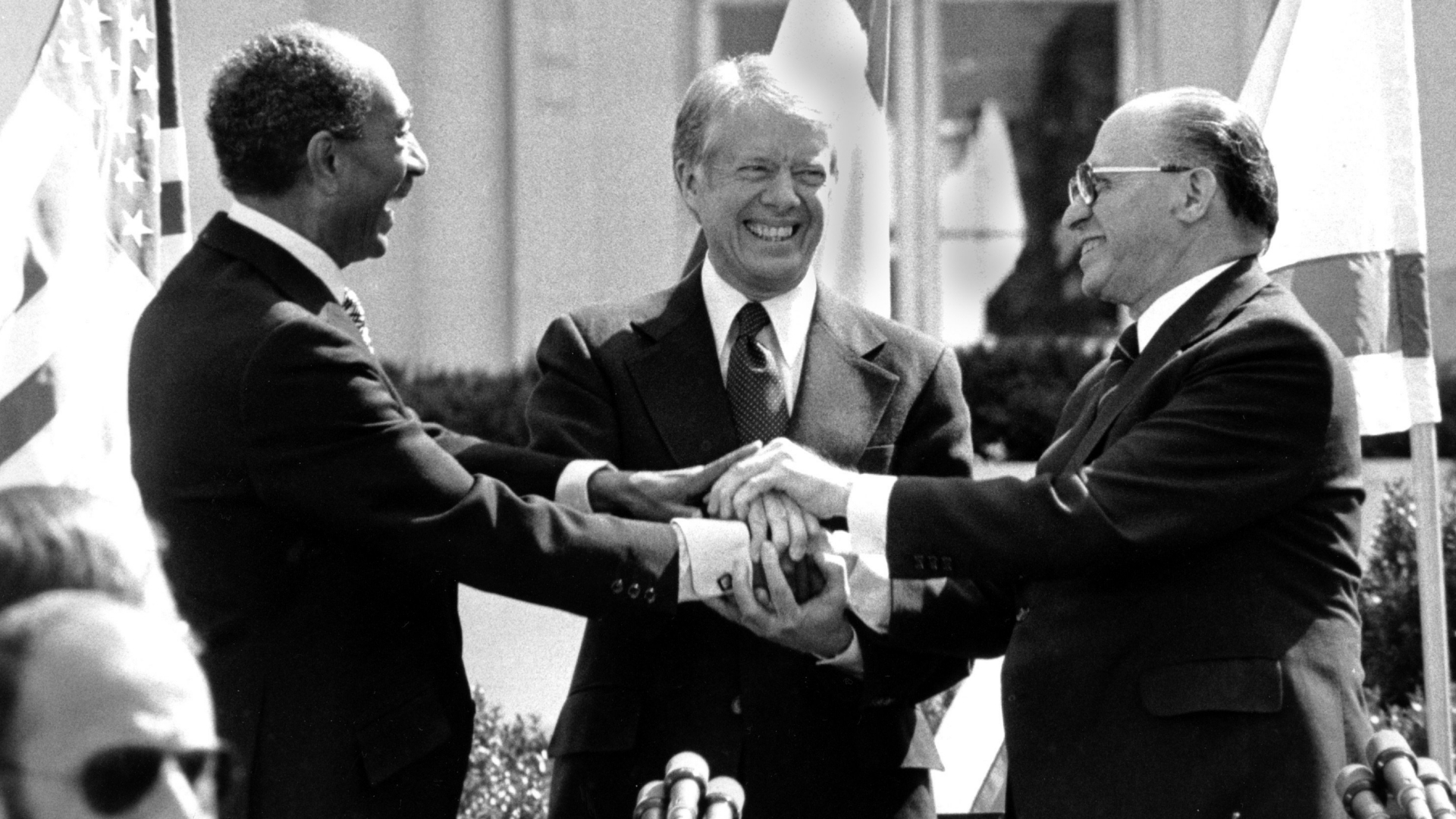 Sadat, Carter und Begin schütteln vor dem Weißen Haus die Hände | AP
