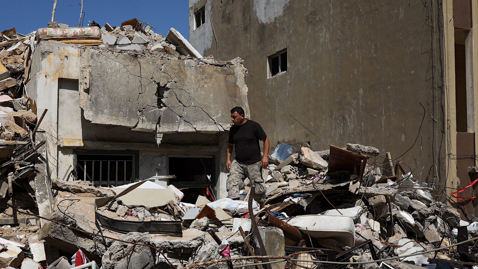 Ahmed Staifi steht zwischen den Trümmern eines Hauses, in dem seine Familie nach einer Explosion in Beirut getötet wurden. | REUTERS