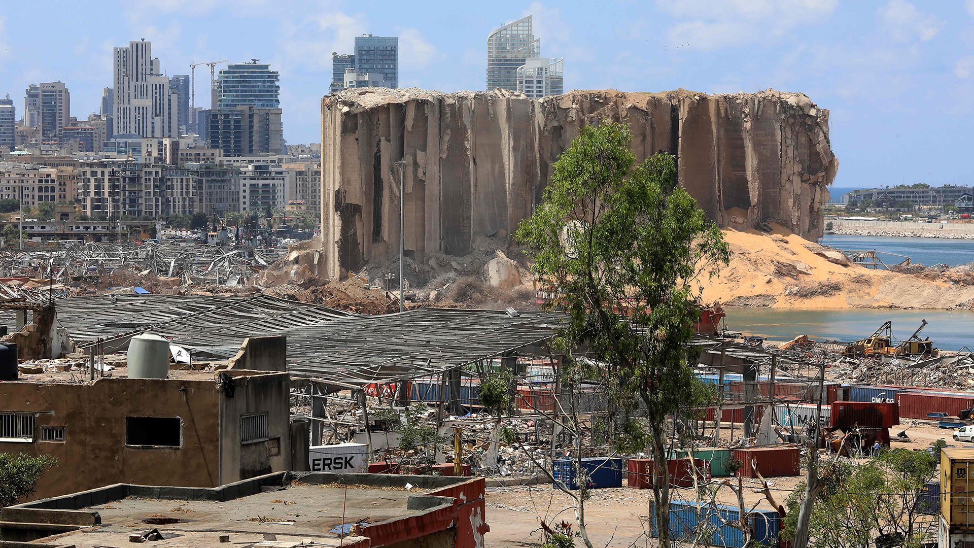 Hafen von Beirut nach einer gewaltigen chemischen Explosion, die große Teile der libanesischen Hauptstadt verwüstete.