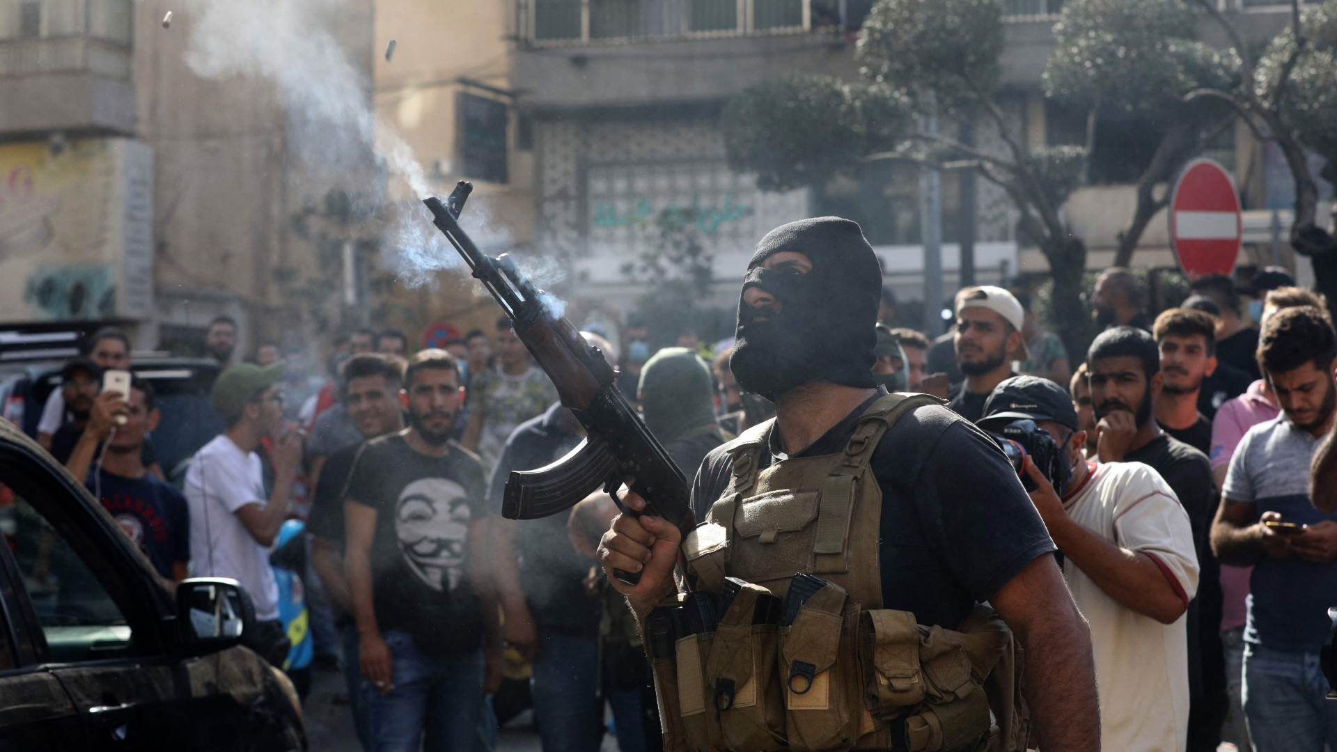 Ein Anhänger der Hisbollah feuert auf dem Trauermarsch für die Opfer Schüsse in die Luft.  | AFP