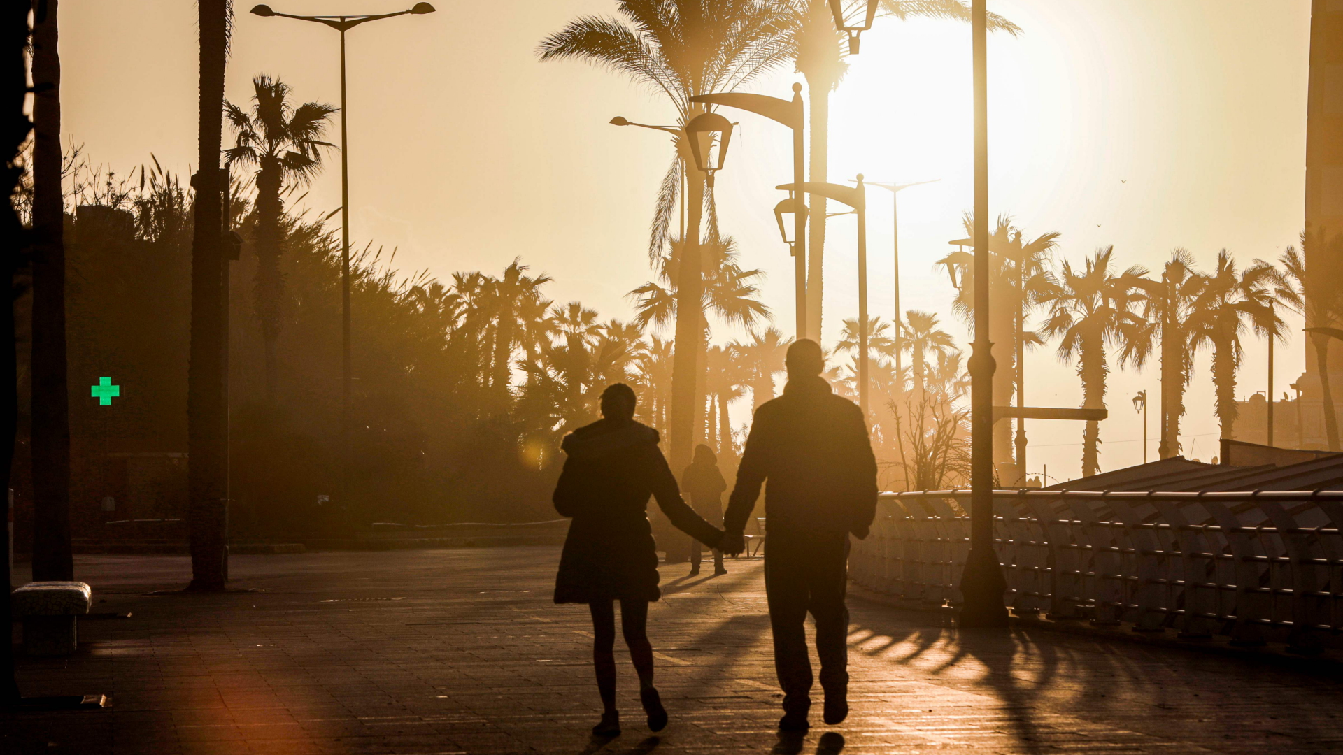 Ein Paar geht auf dem Corniche in Beirut im Abendlicht spazieren | AFP