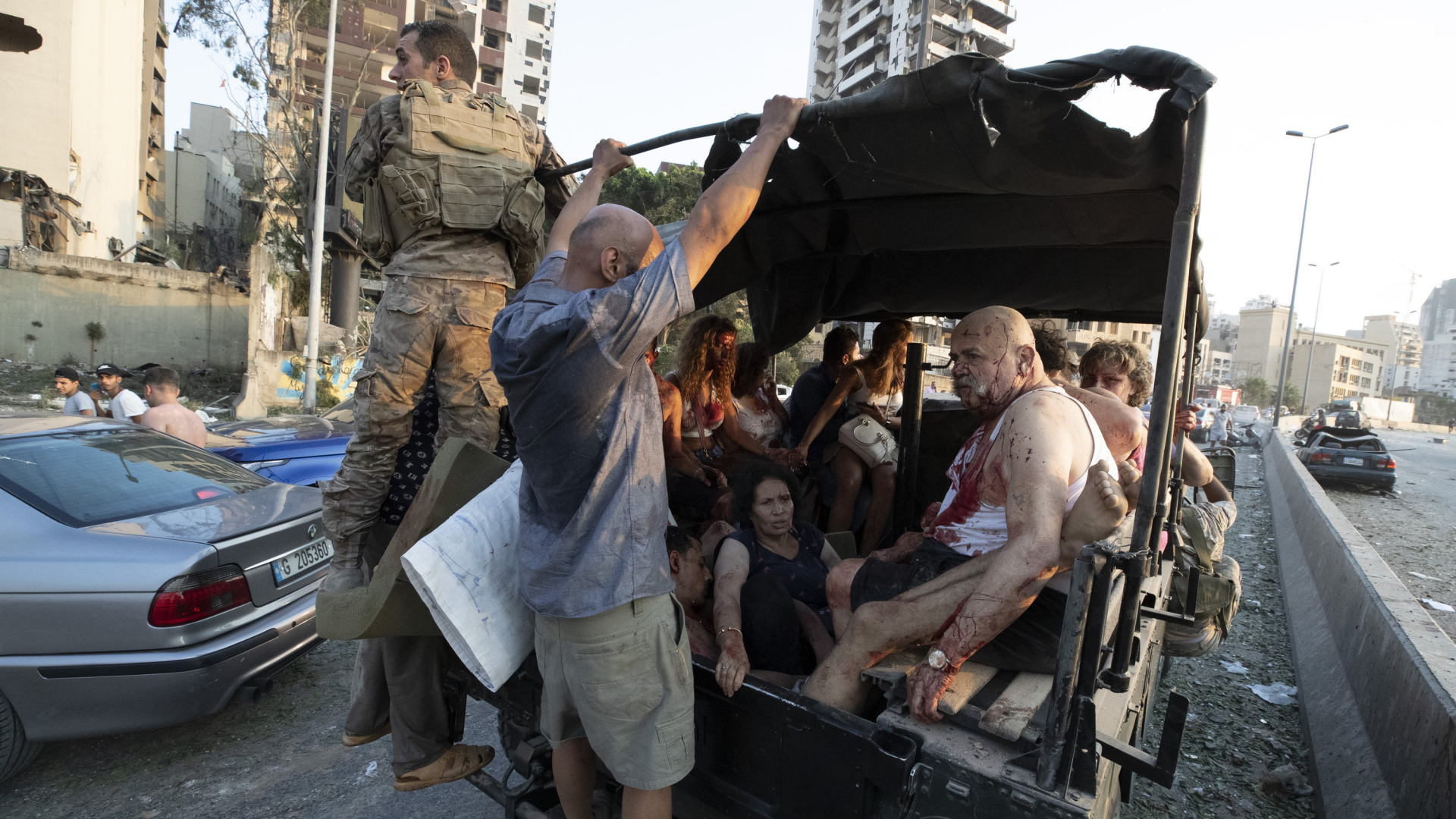 Soldaten bringen nach der schweren Explosion in Beirut Anwohner in Sicherheit | AP