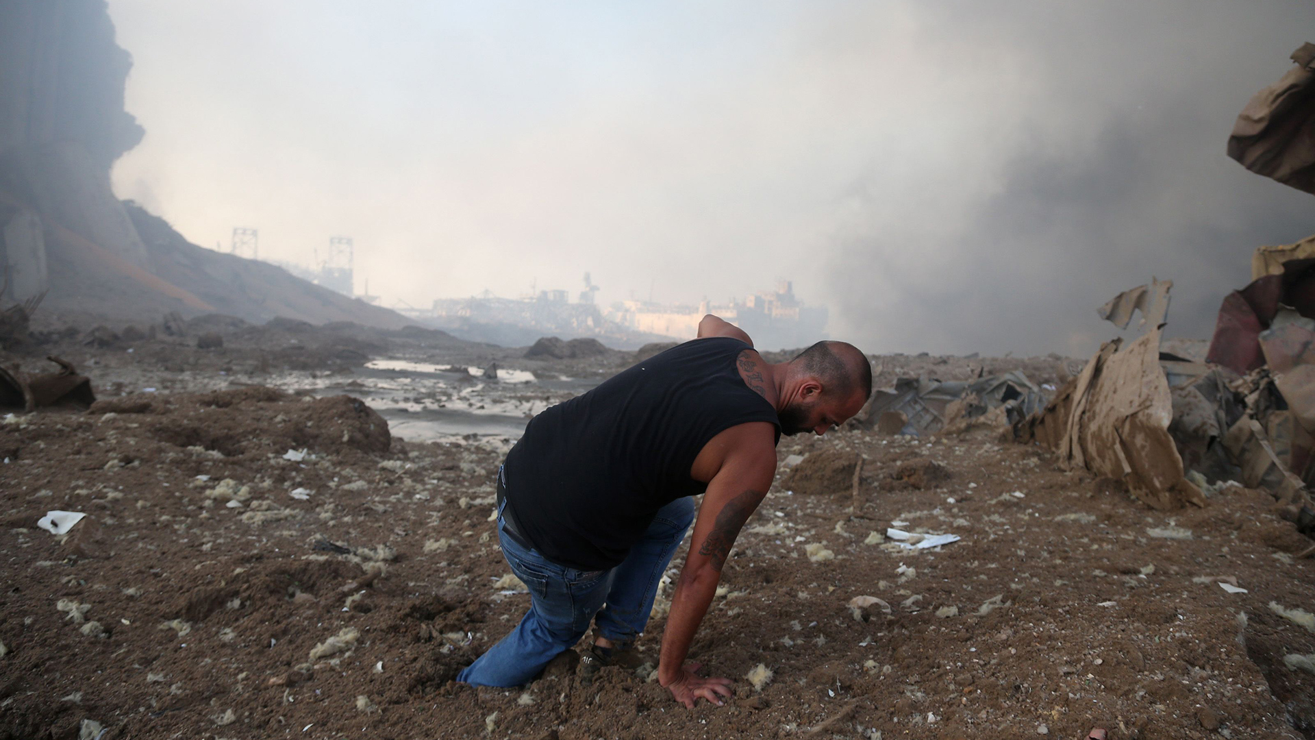 Ein Mann geht die Trümmer nach der Explosion in Beirut | IBRAHIM DIRANI/EPA-EFE/Shutterst