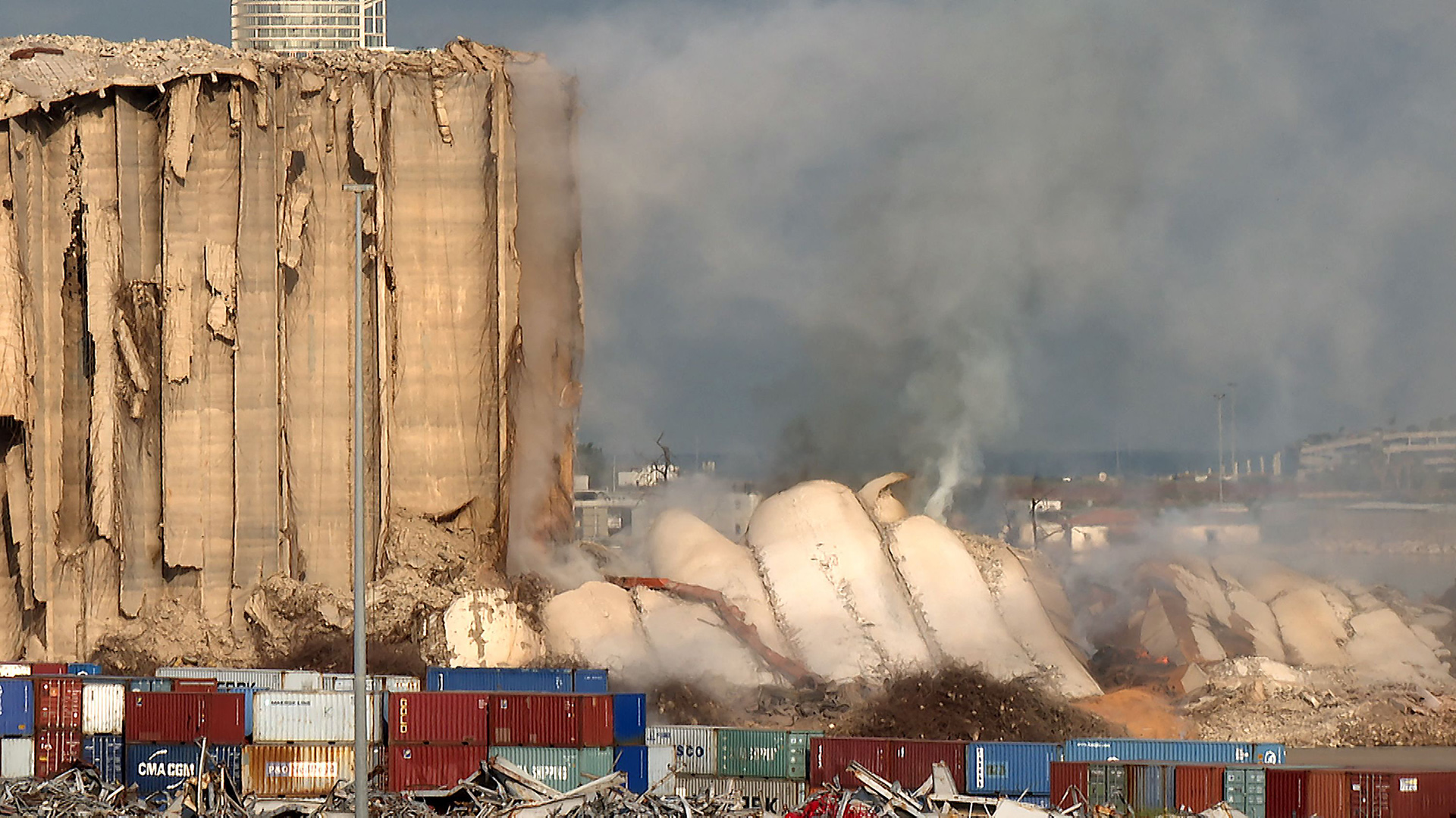 Der eingestürzte nördliche Teil der Getreidesilos im Hafen von Beirut. | AFP