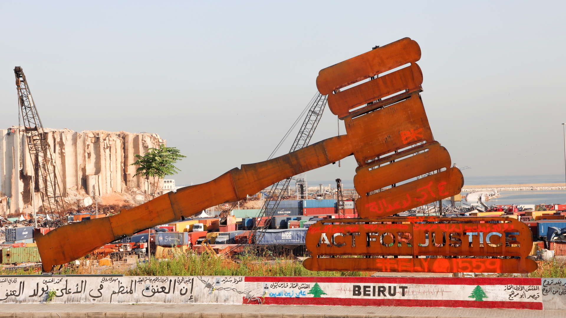 Eine Skulptur, mit der Forderung nach Gerechtigkeit für die Opfer der Explosion in Beirut, vor der Ruine des Düngemittellagers im Hafen.