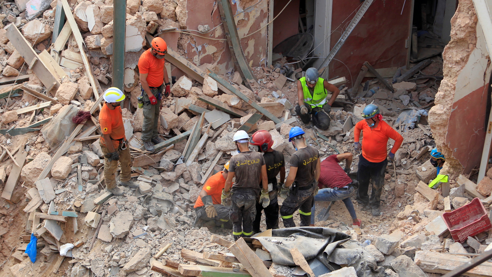 Rettungskräfte suchen in Beirut unter Trümmern nach einem Überlebenden