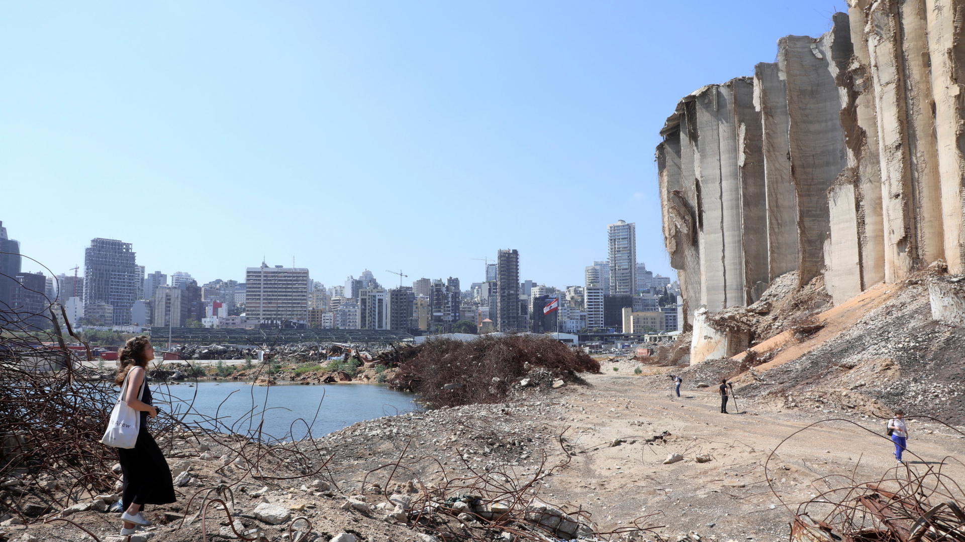 Eine Frau seht in Beirut vor der Ruine der Silos, die am 4.8.2020 explodierten. | REUTERS