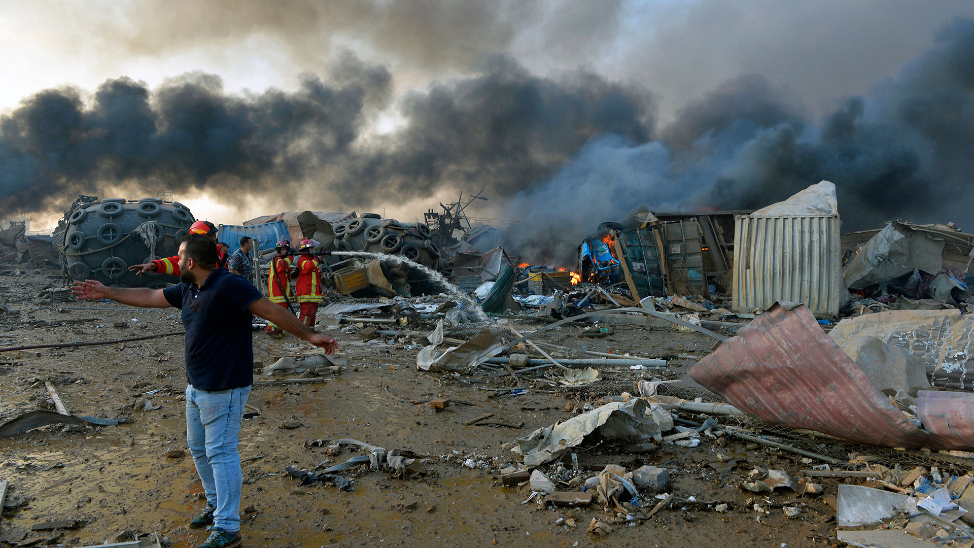 Ein Mann steht vor Trümmern in Beirut nach einer Explosion