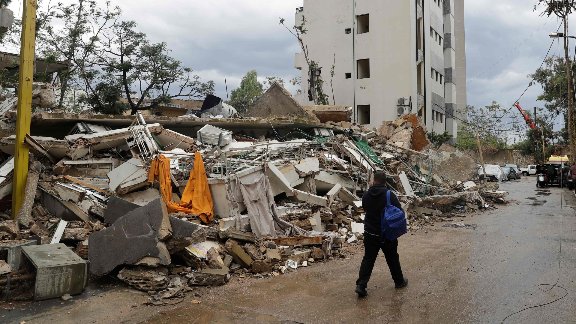 Ein Mann läuft in Beirut an den Trümmern eines zerstörten Hauses vorbei | AFP