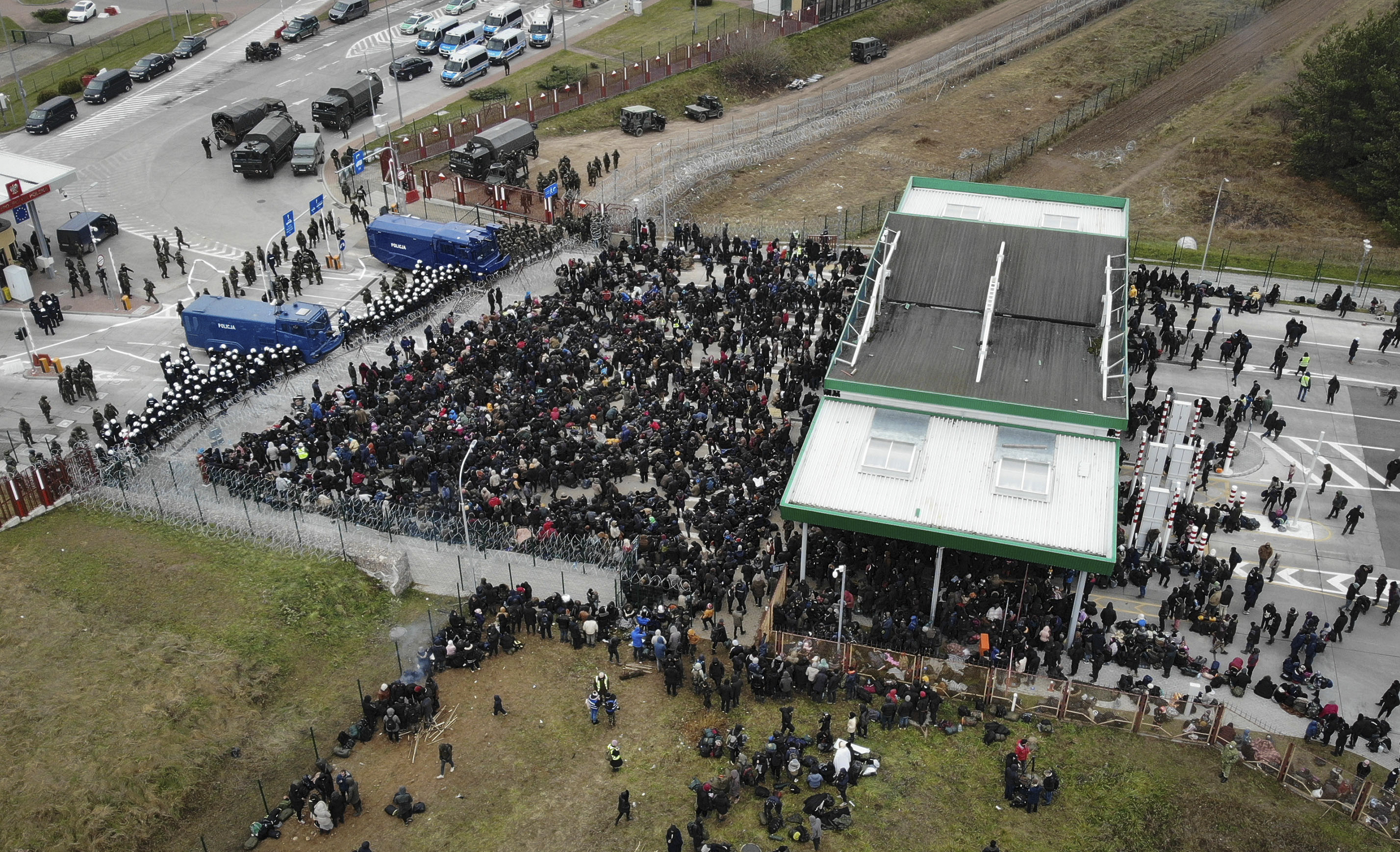 Migranten, die sich am Kontrollpunkt Kuznica an der belarussisch-polnischen Grenze versammeln. | dpa