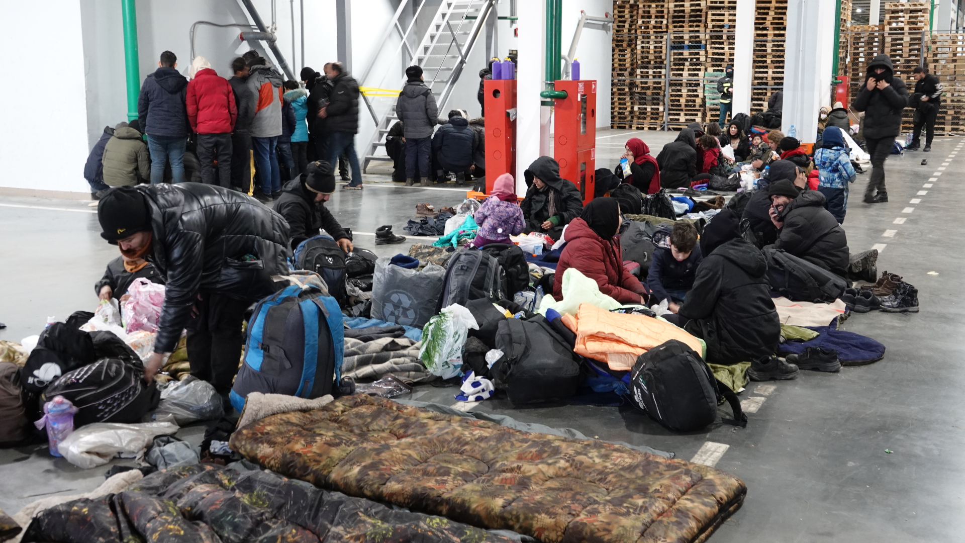 Eine Lagerhalle im belarusisch-polnischen Grenzgebiet dient Migranten als Schlafstätte  | dpa