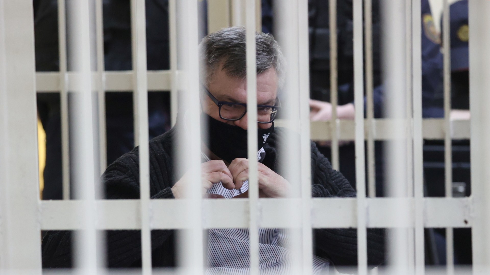 Der belarusische Ex-Bankier Viktor Babariko bei der Gerichtsverhandlung in Minsk formt mit den Händen ein Herz - ein Zeichen seiner Oppositionsbewegung. | via REUTERS