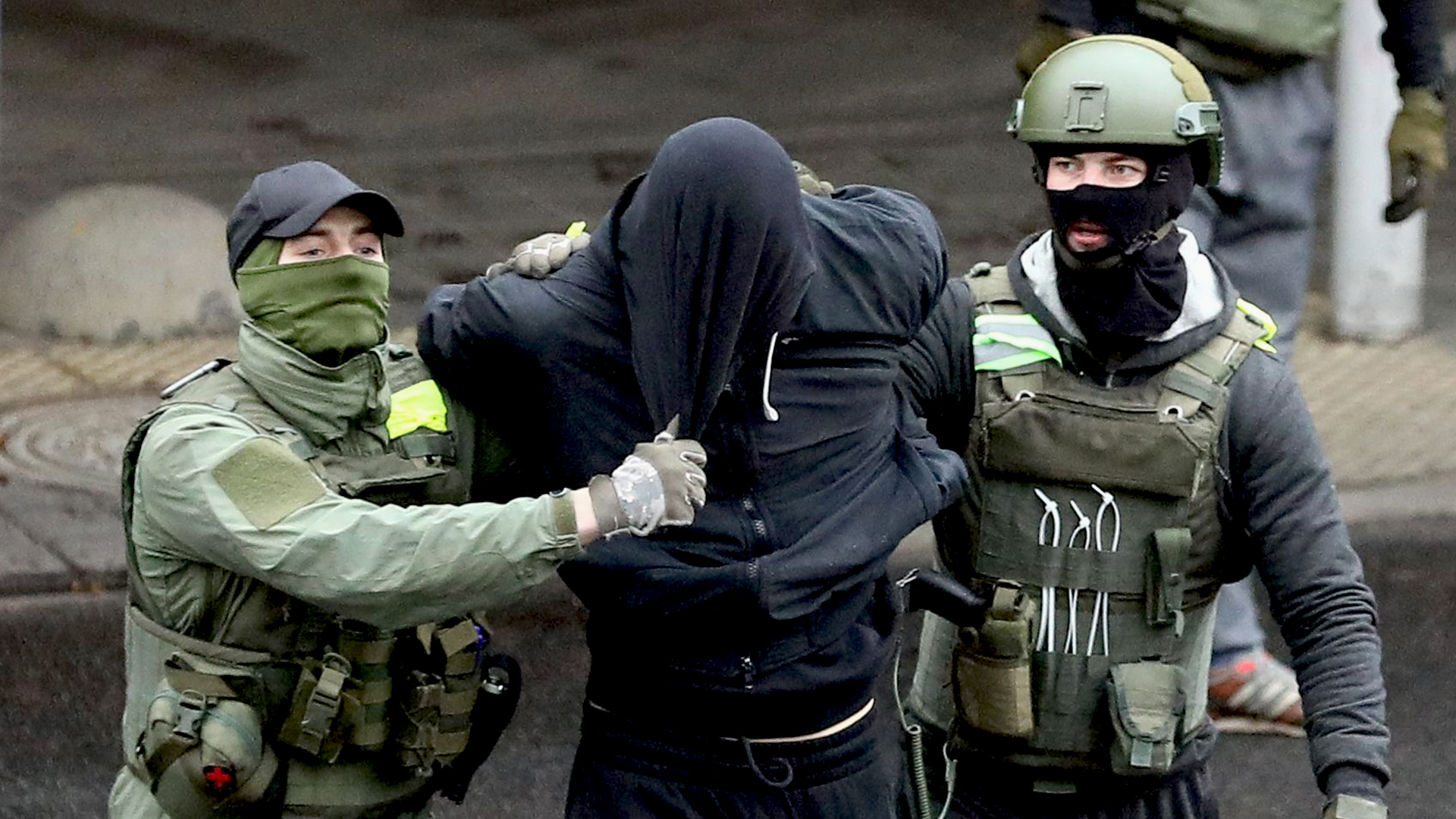 Polizisten führe einen Demonstranten in Minsk ab. | STR/EPA-EFE/Shutterstock