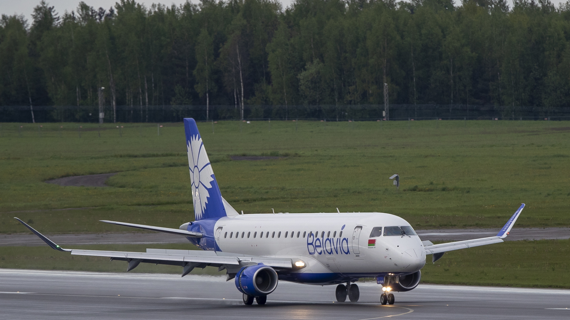 Eine Maschine der belarussischen Airline Belavia steht auf einem Rollfeld auf dem Flughafen von Vilnius. | dpa