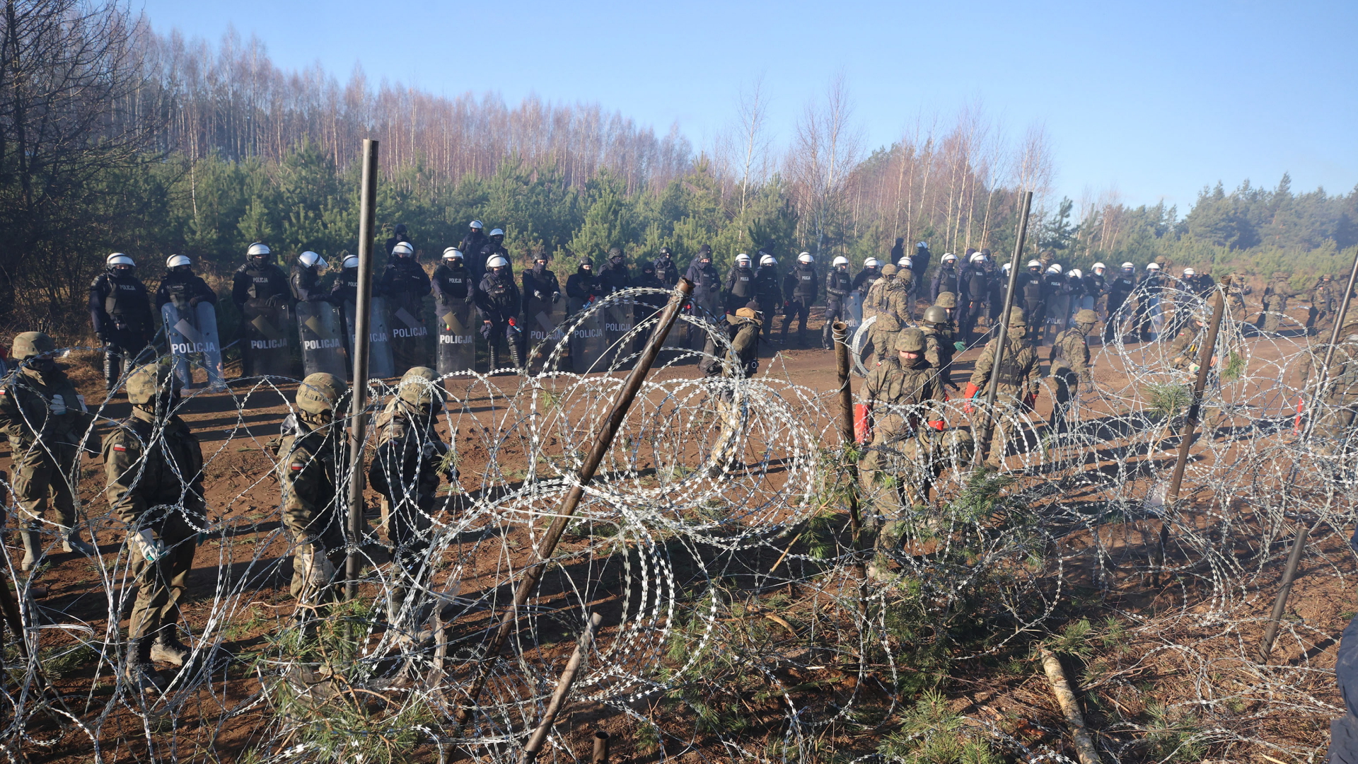 Sicherheitskräfte an der Grenze zwischen Belarus und Polen (Archivbild). | EPA