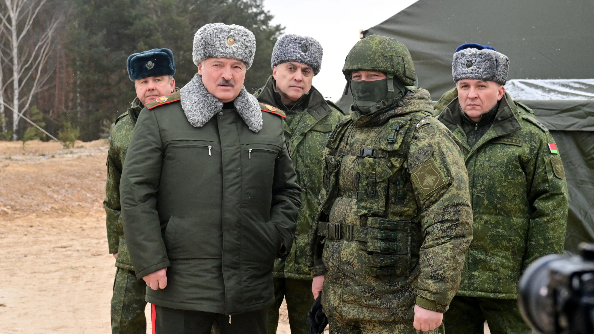 Das von der belarussischen Staatsagentur BelTA zur Verfügung gestellte Foto zeigt Alexander Lukaschenko während seines Treffens mit Spitzenbeamten des Militärs auf dem Truppenübungsplatz Obus-Lesnowski. | via REUTERS