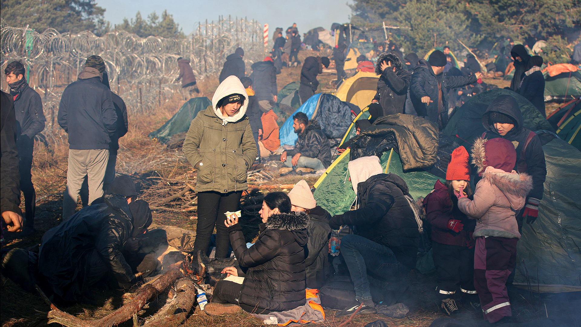 Migranten aus dem Nahen Osten und anderen Ländern versammeln sich an der belarusisch-polnischen Grenze. | picture alliance/dpa/BelTA/AP
