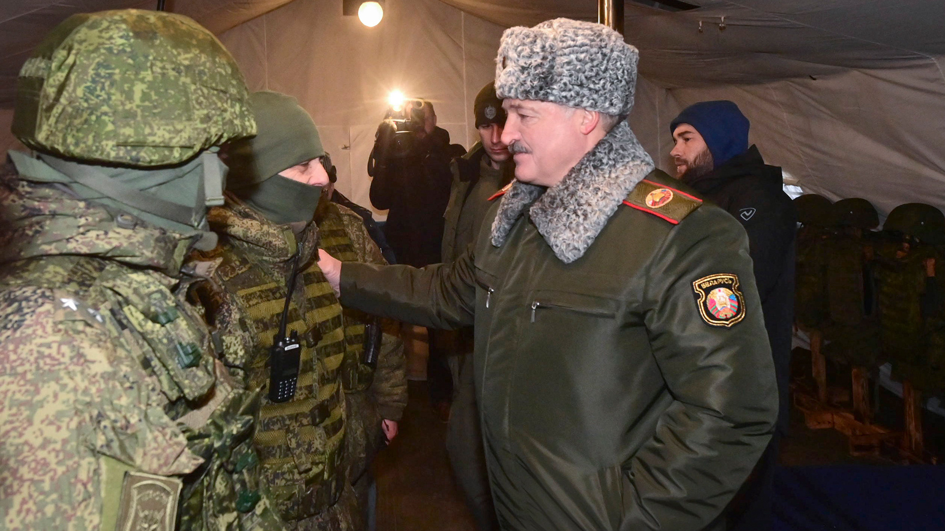  Alexander Lukaschenko trifft Soldaten in der Traininsbasis in Obuz-Lesnovsky. | AP