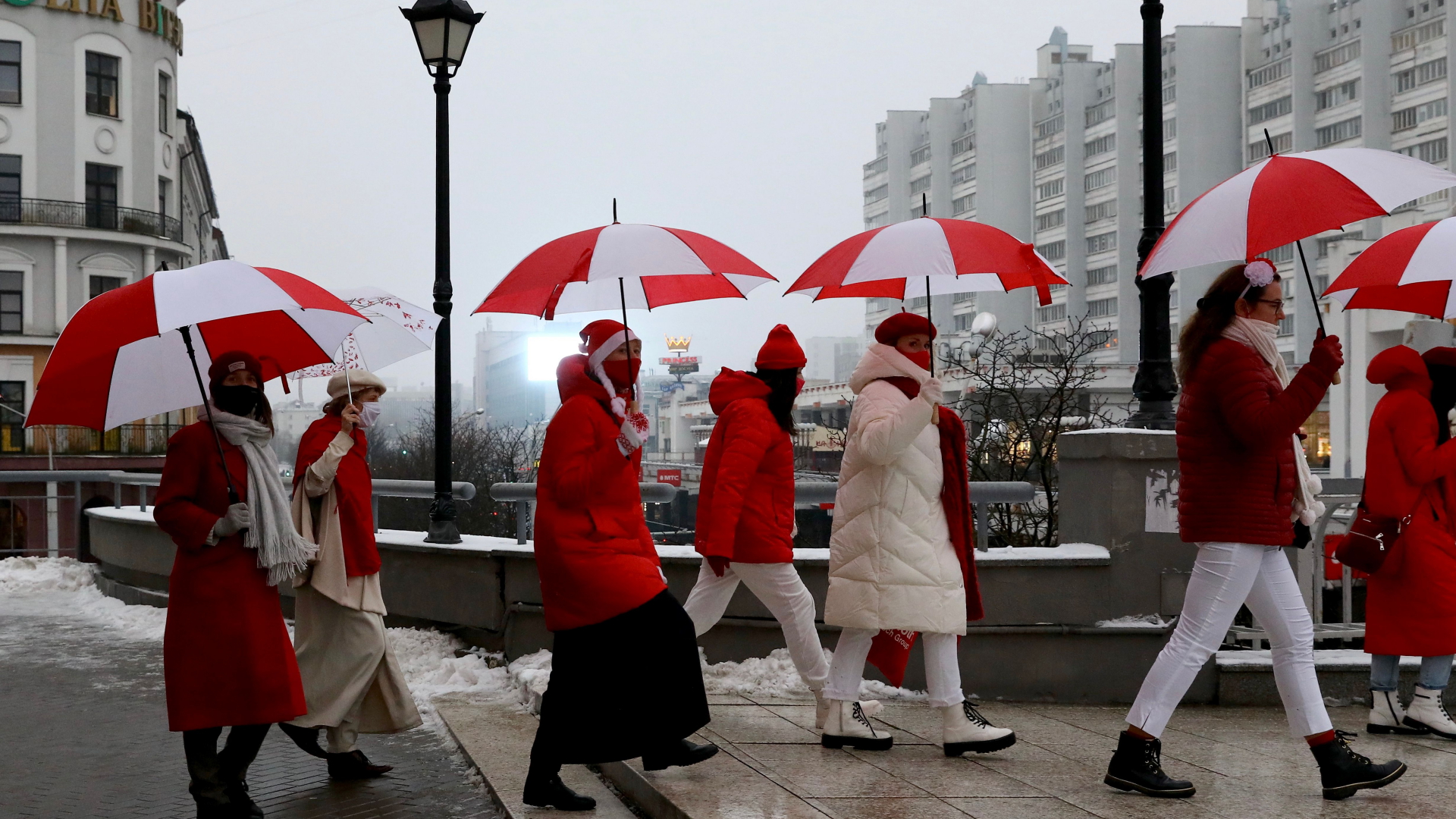 Frauen gehen mit Regenschirmen und Kleidung in den Farben der Opposition, Weiß und Rot, durch die Straßen von Minsk (Foto vom 16.12.2020). | STR/EPA-EFE/Shutterstock