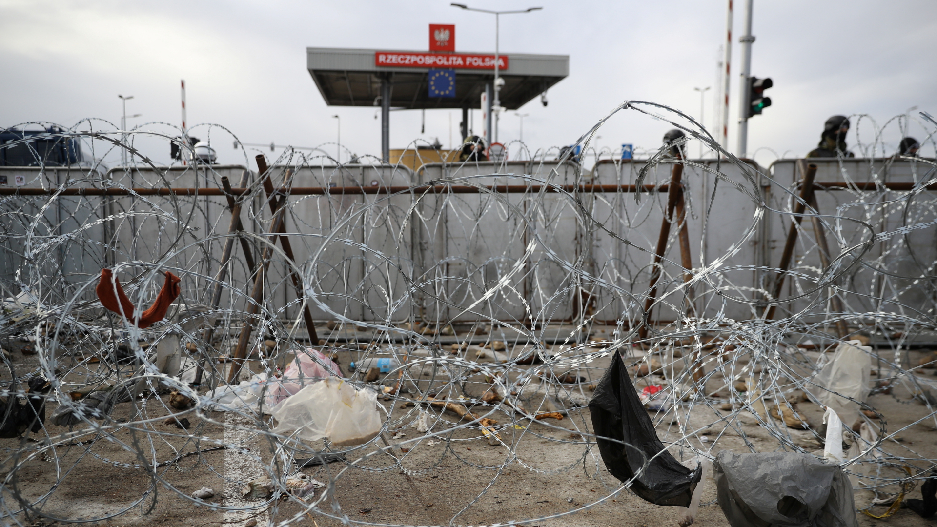 Stracheldraht und Absperrungen an einem Grenzübergang zwischen Belarus und Polen. | REUTERS