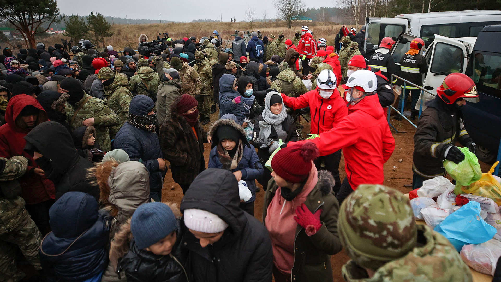 Mitarbeiter des belarusischen Roten Kreuzes, die an der belarusisch-polnischen Grenze humanitäre Hilfe an Migranten aus dem Nahen Osten und anderen Ländern übergeben.  | dpa