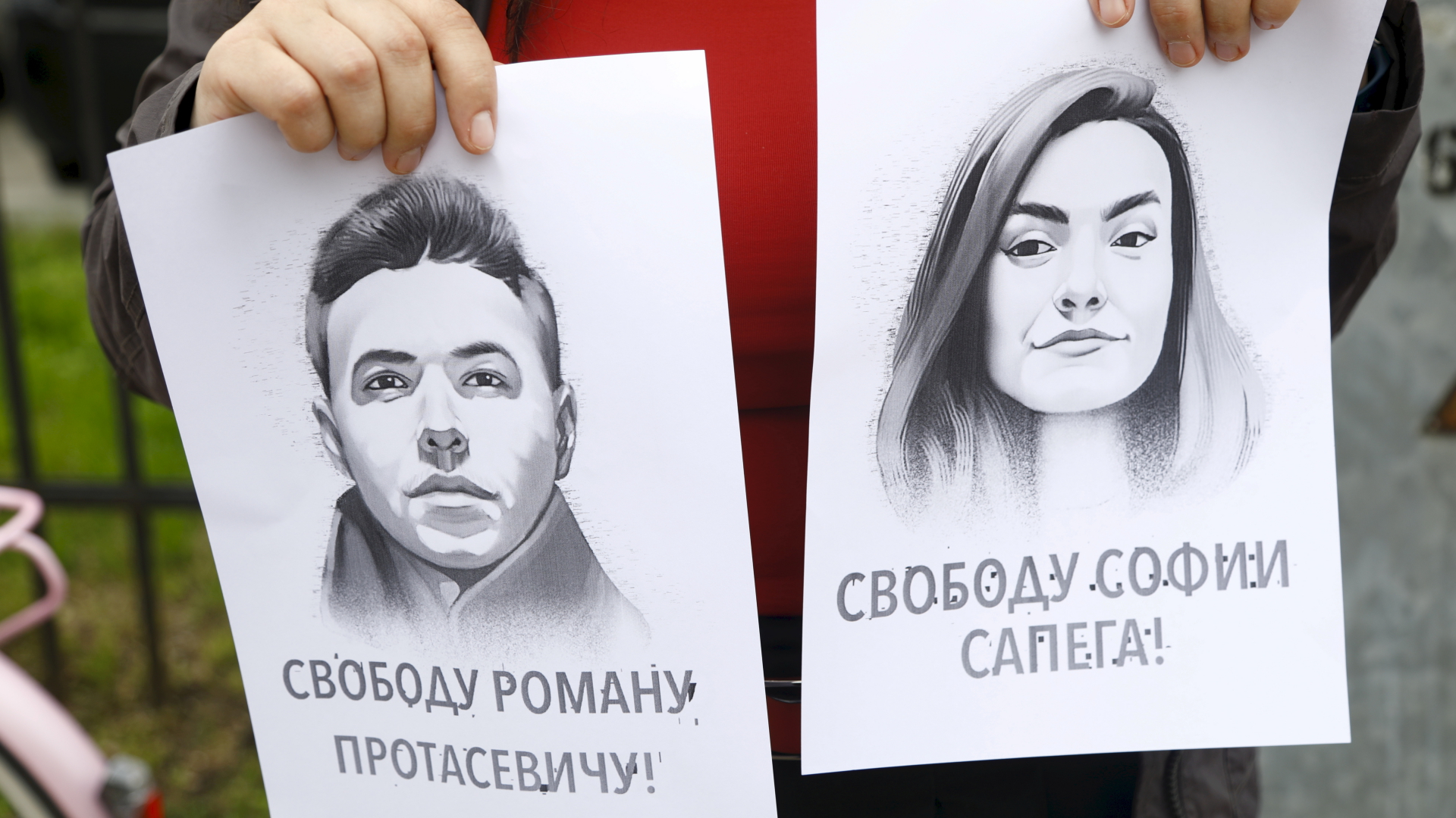 "Freiheit für Roman Protasewitsch!" und "Freiheit für Sofia Sapega!" fordern zwei Protestplakate. | EPA