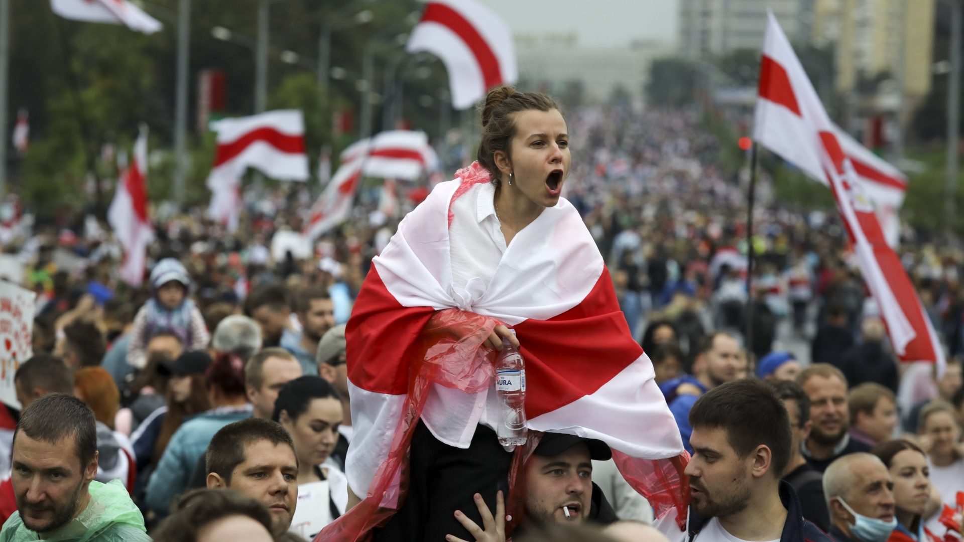 Tausende Menschen demonstrieren in Minsk gegen Staatschef Lukaschenko - viele von ihnen schwenken weiß-rot-weiße Fahnen. | AP