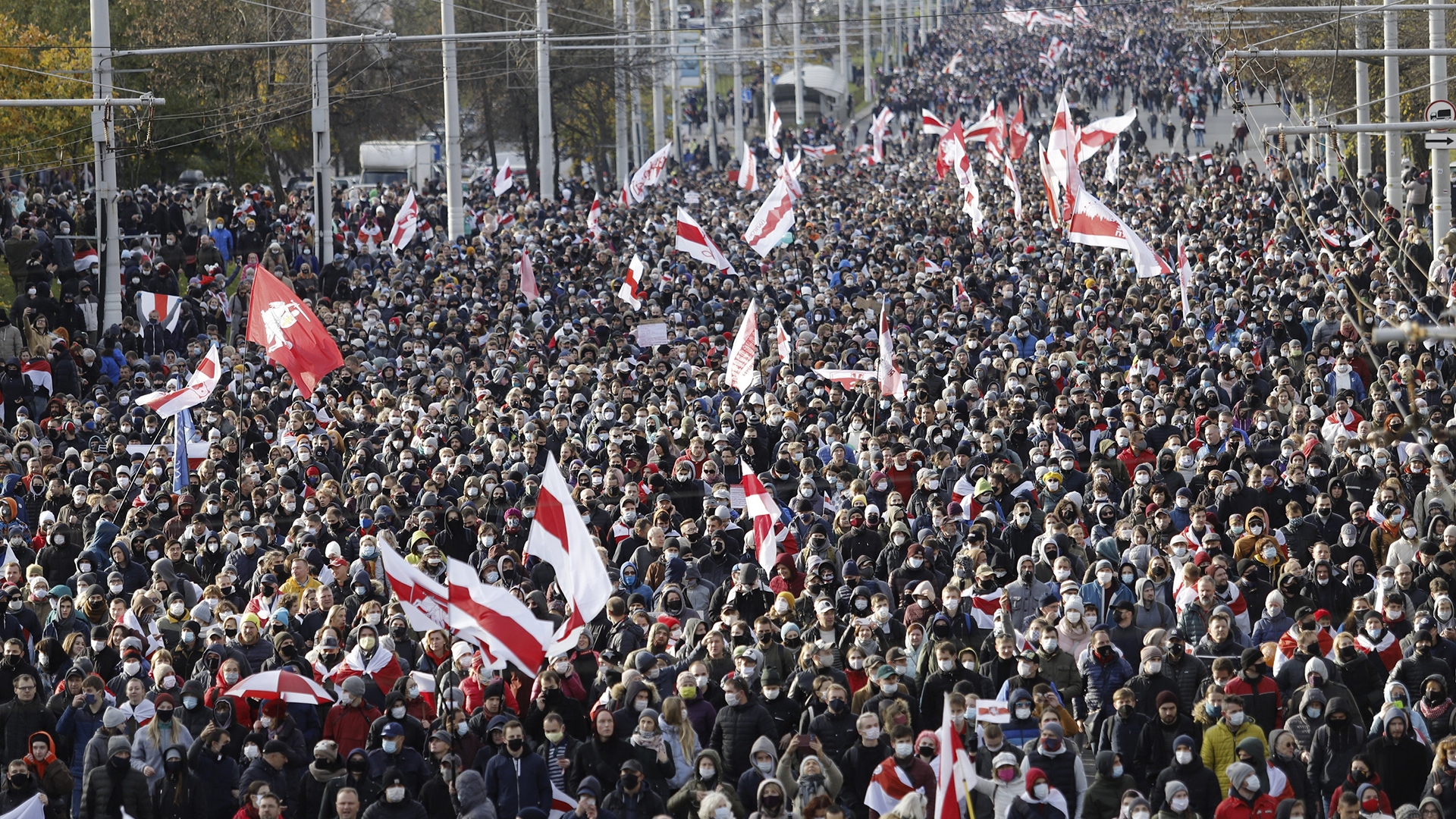 Menschen protestieren in Minsk. | AP