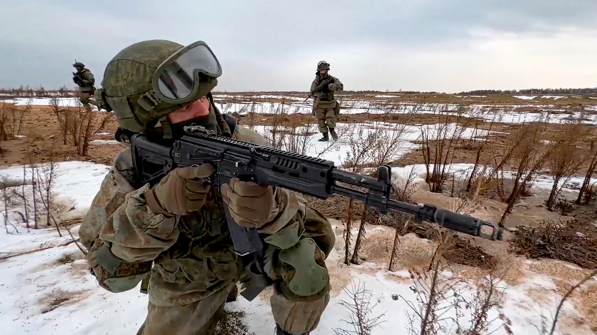 Russische und belarusische Soldaten bei einem gemeinsamen Manöver in Belarus. | AP