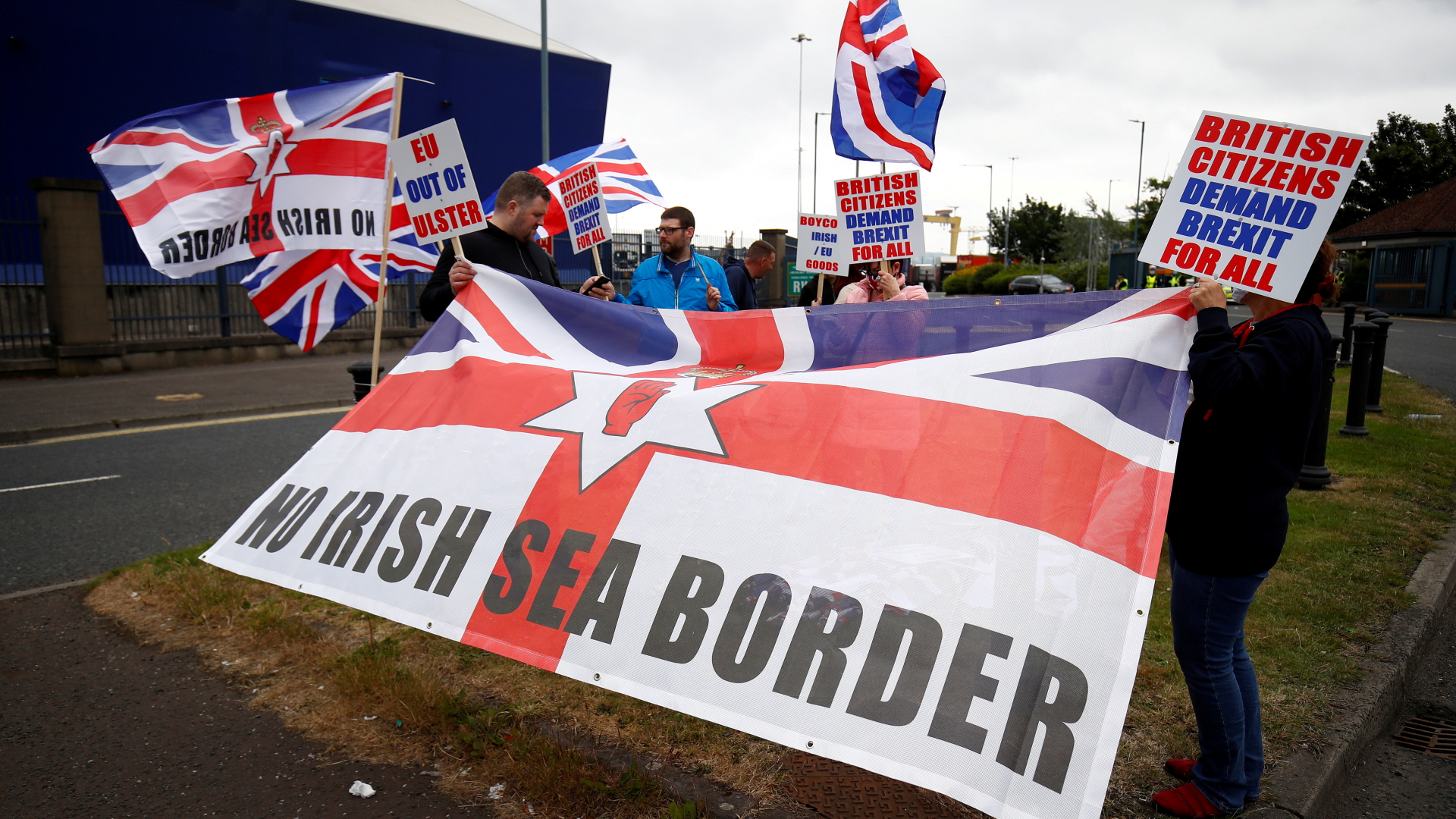 Menschen protestieren gegen den Status von Nordirland und die Zollgrenze zur britischen Insel | REUTERS