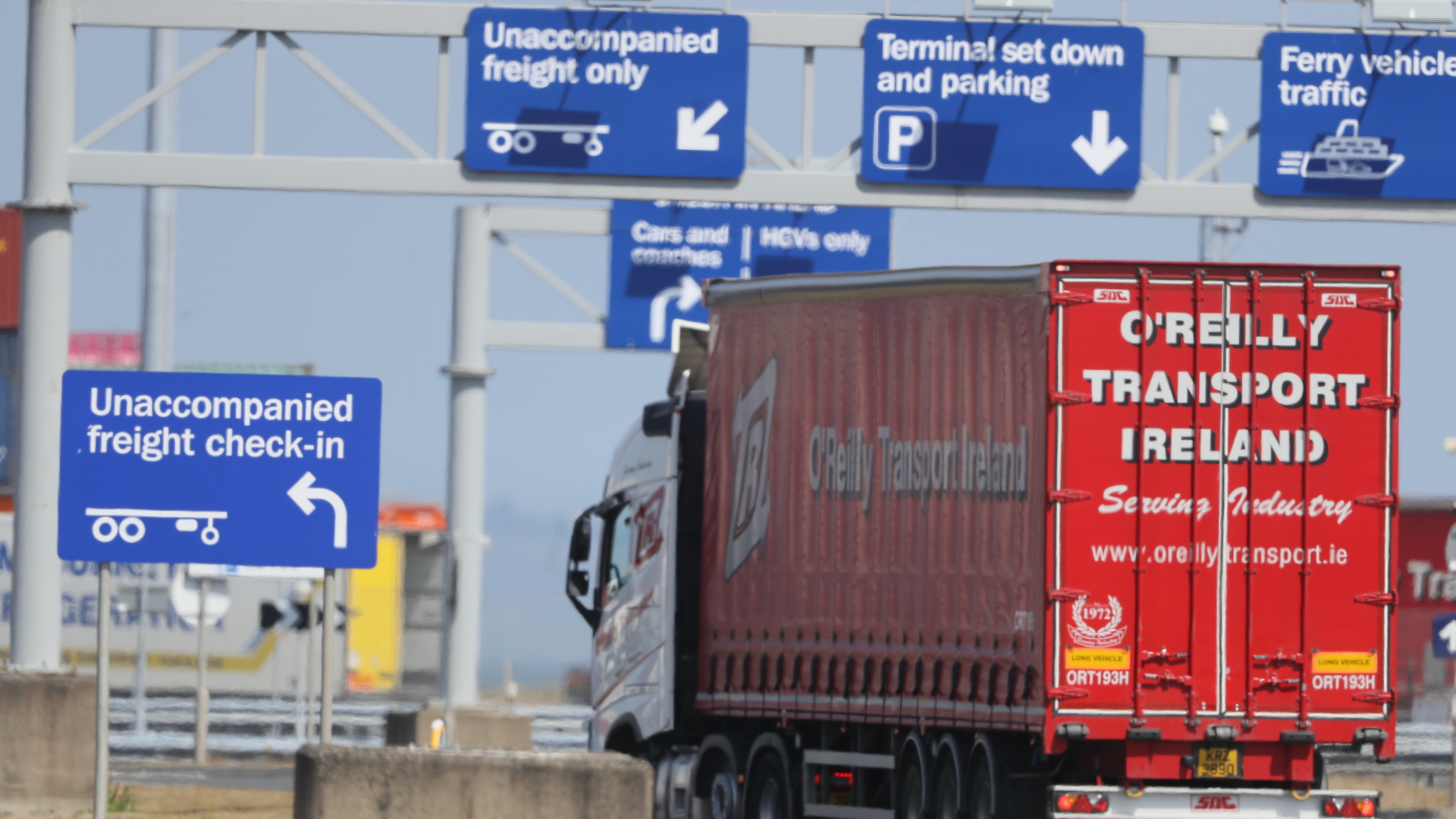 Ein Lastwagen steht im "Belfast Harbour", einem der wichtigsten Gütertransitpunkte zwischen dem Vereinigten Königreich und der Europäischen Union. | dpa