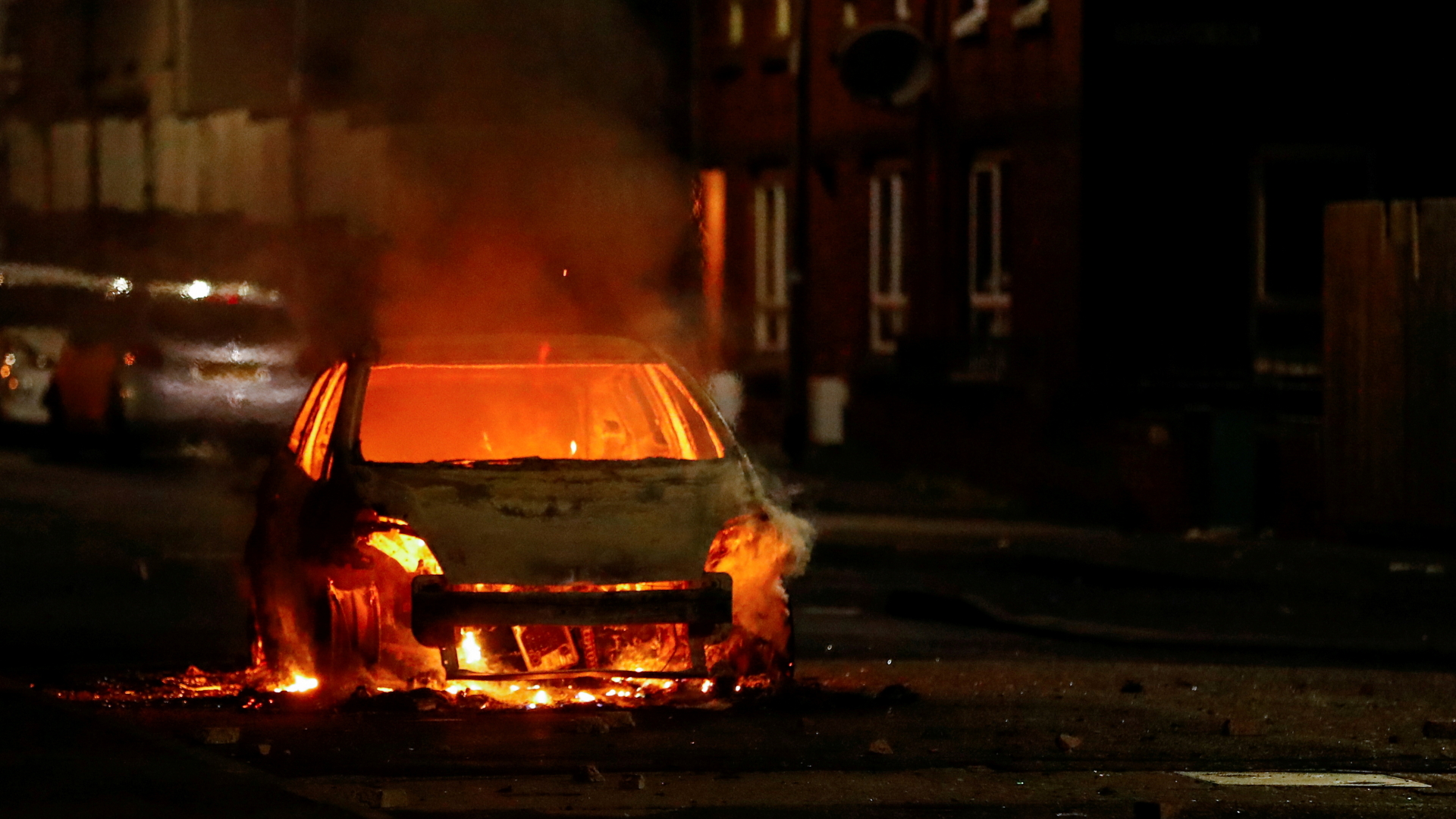 Ein brennendes Auto in der nordirischen Hauptstadt Belfast. | REUTERS