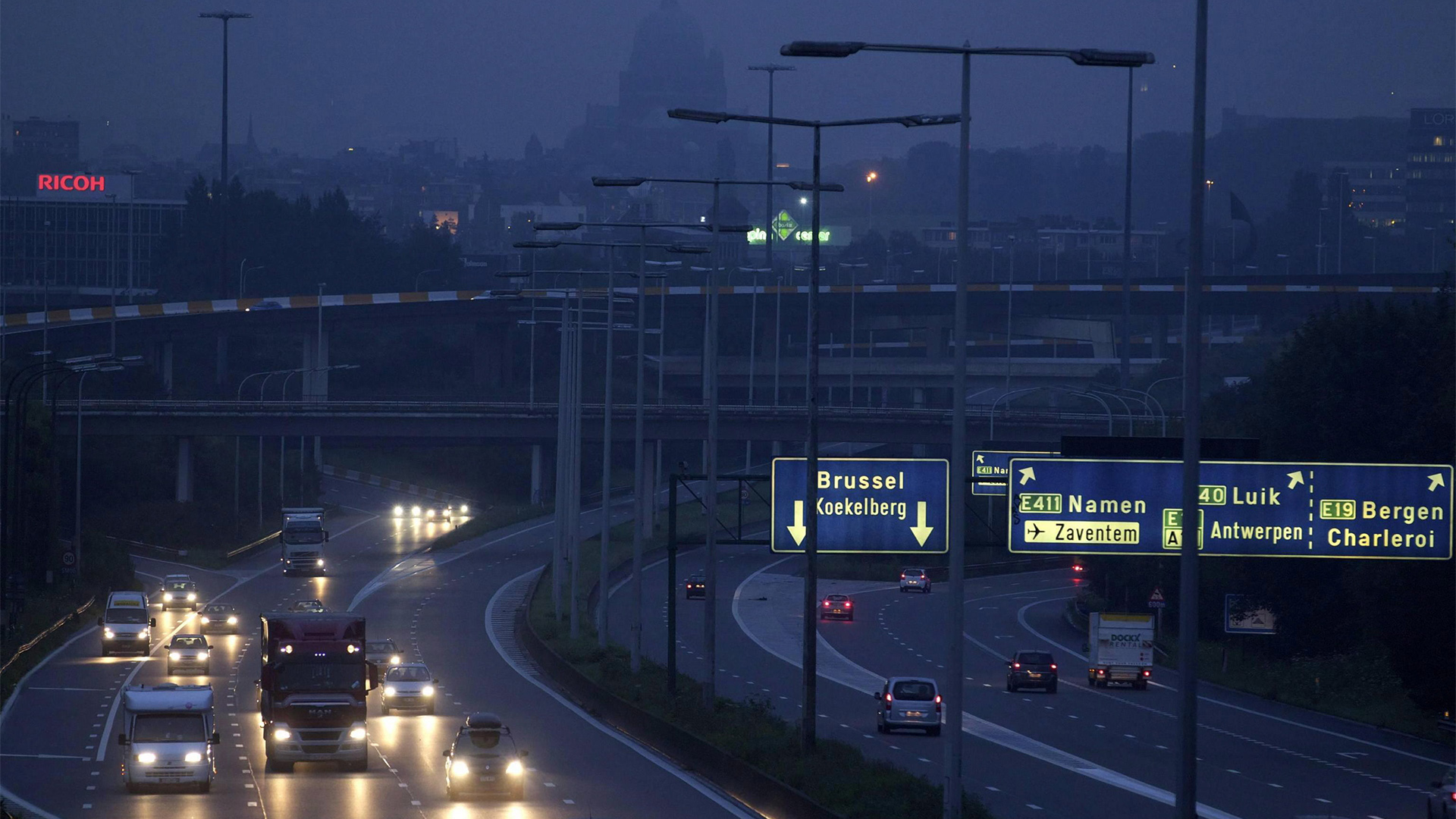 Autos fahren bei Dunkelheit auf der Autobahn. | picture alliance / dpa