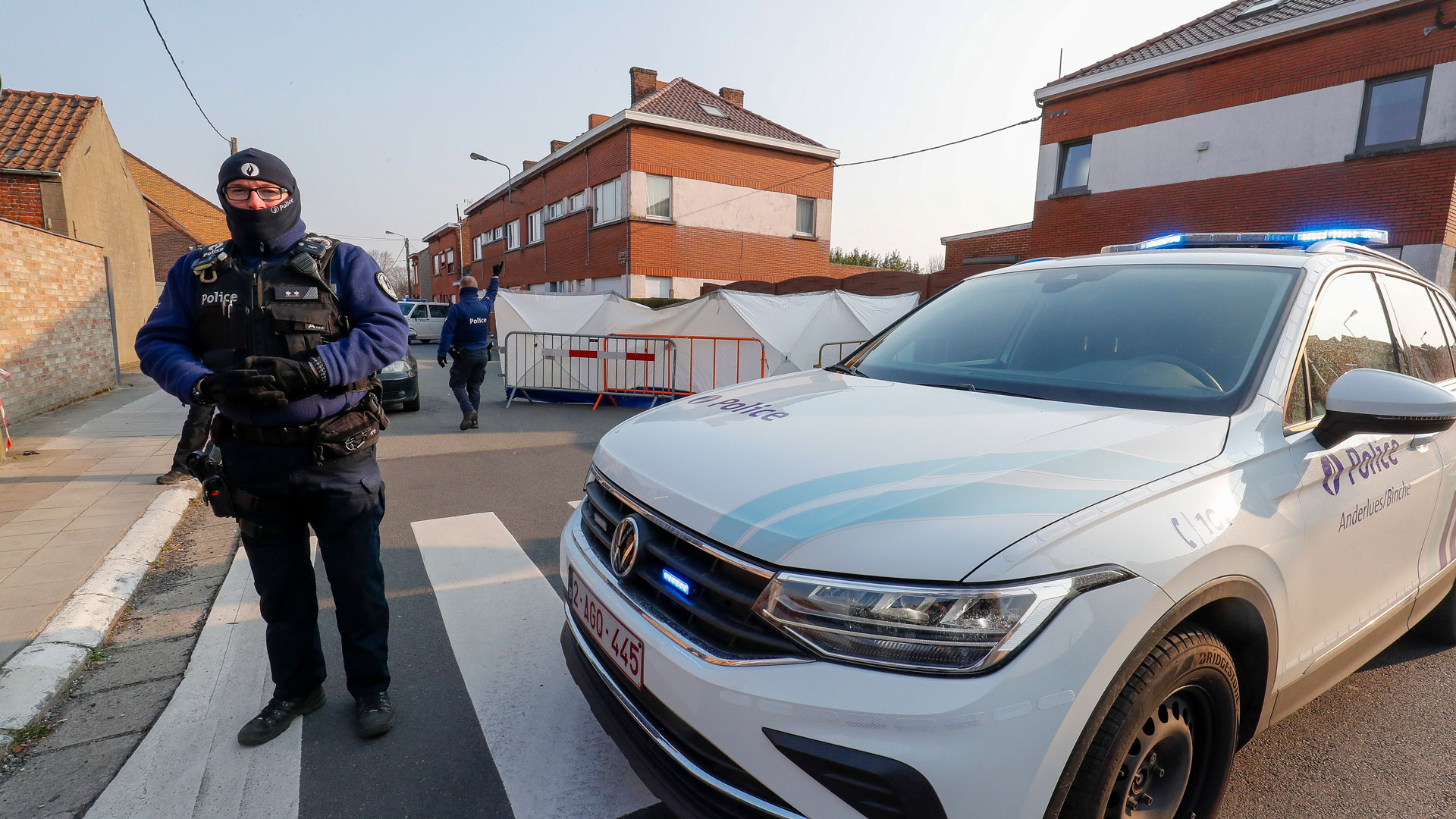 Ein Polizist bewacht die Unfallstelle in Strépy-Bracquegnies, Belgien. | EPA