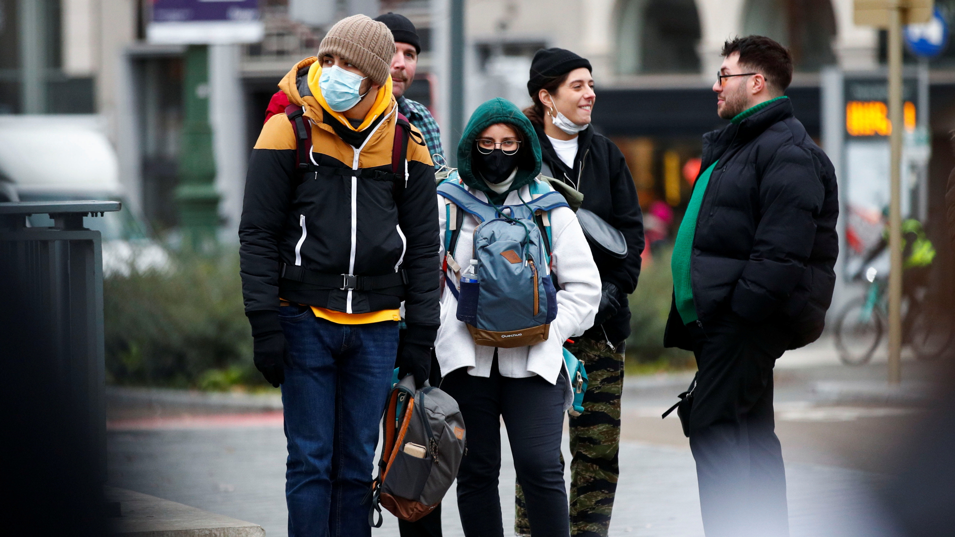 Passanten in Brüssel tragen Schutzmasken. | REUTERS