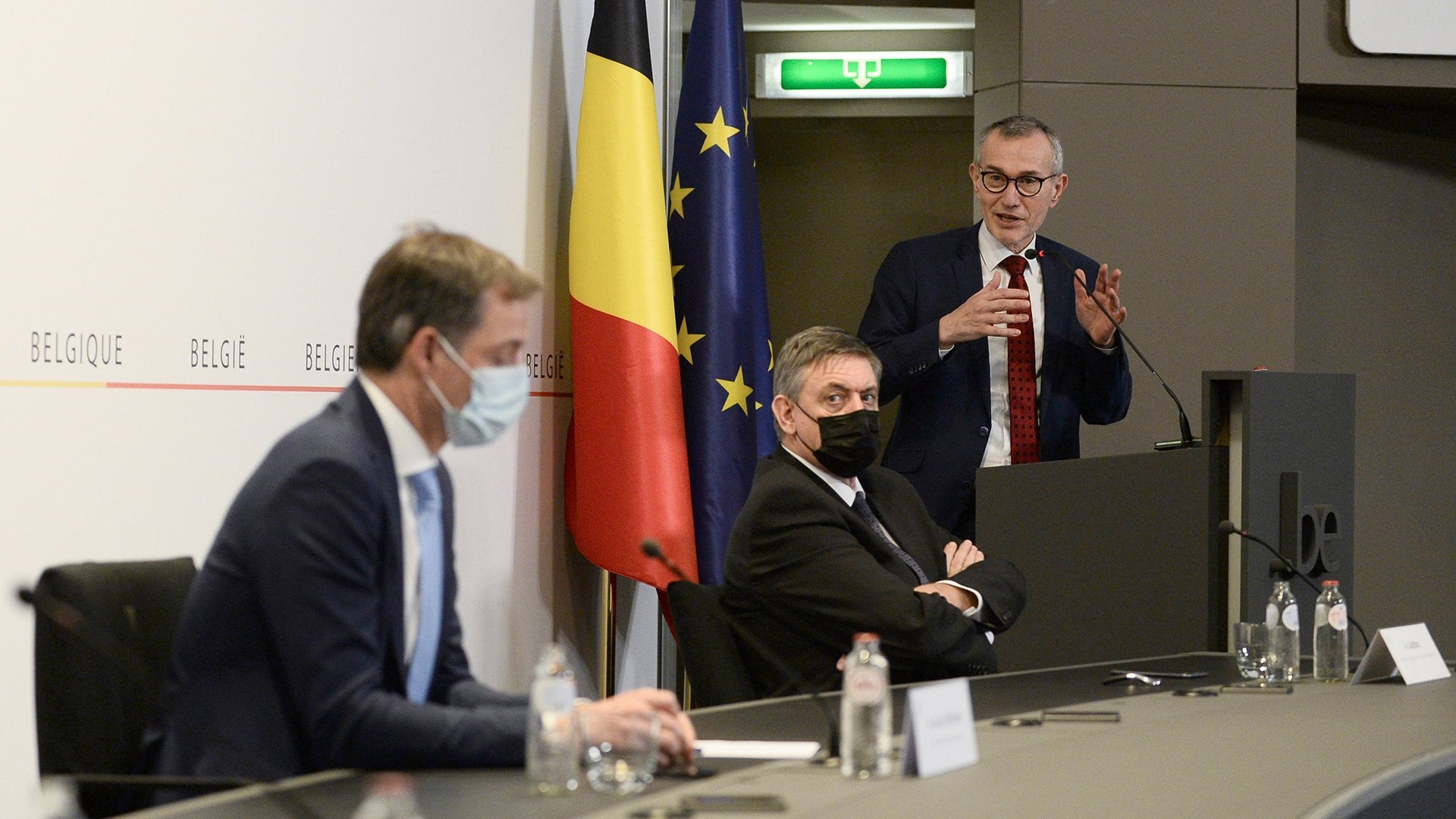 Alexander De Croo, Premierminister von Belgien, Jan Jambon, Ministerpräsident von Flandern, und Frank Vandenbroucke, Gesundheitsminister von Belgien